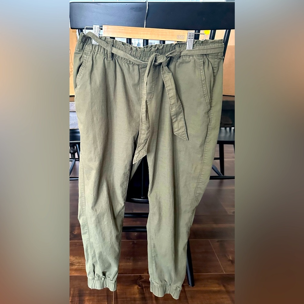 Army green Levi’s joggers